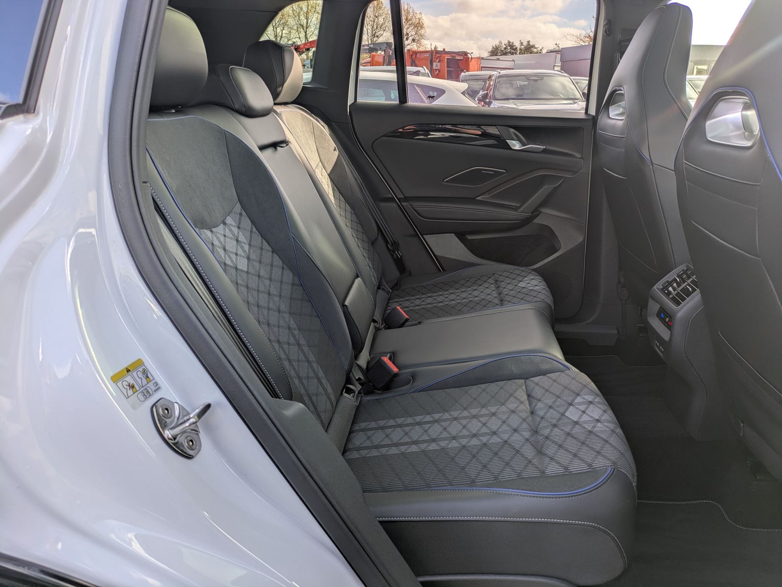 Fahrzeugabbildung Volkswagen Tiguan 2.0 TDI 4M R-Line PANO*H&K*AHK*MATRIX*20"