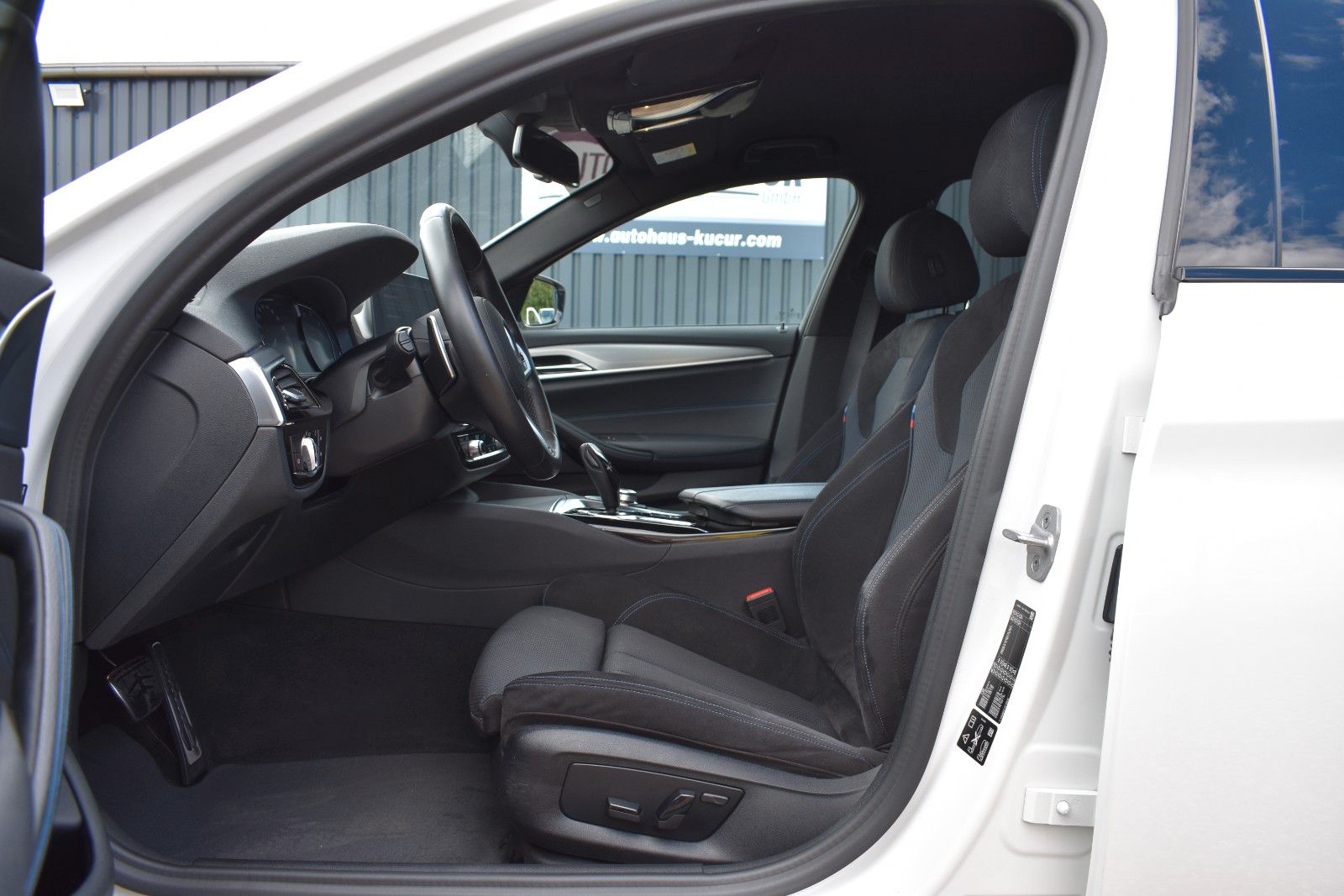 Fahrzeugabbildung BMW BMW 520d Touring  xDrive/M Sport/Anhänger/Shadow