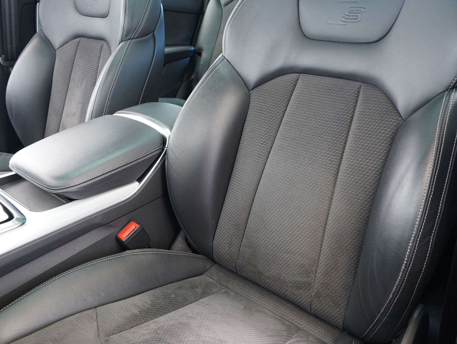 Fahrzeugabbildung Audi Q7 55 TFSI e quattro S line Sport / Plus BLACK