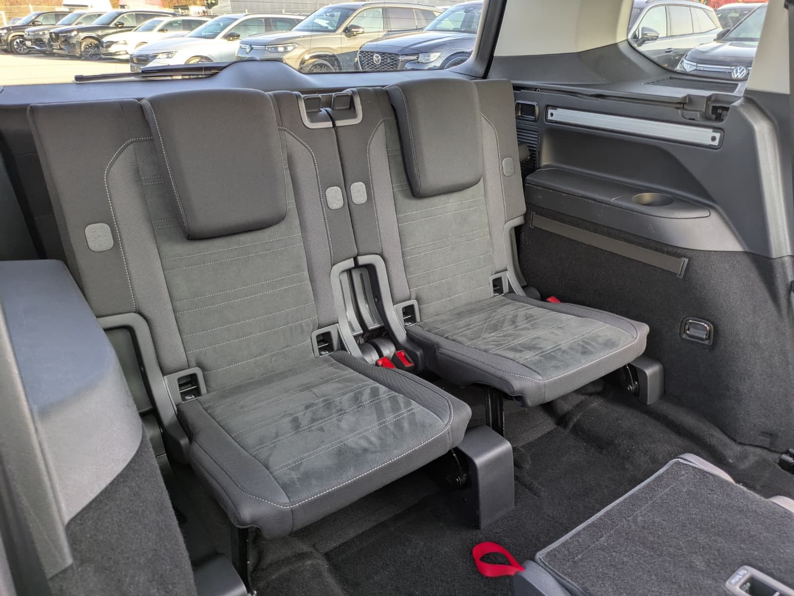 Fahrzeugabbildung Volkswagen Touran 2.0 DSG R-Line High. Pano 7-Si IQ.Dri AHK