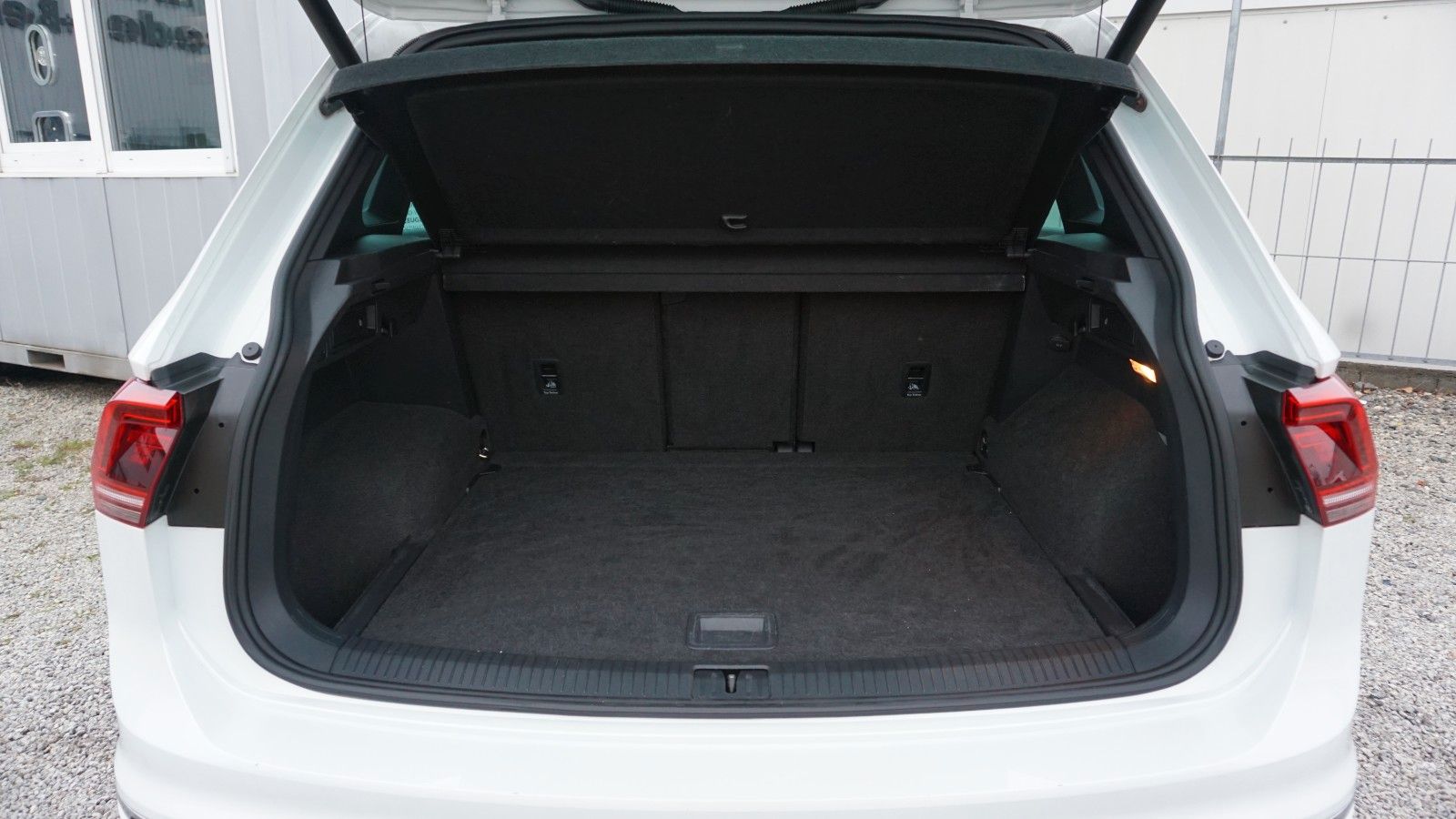 Fahrzeugabbildung Volkswagen Tiguan Highline 4M R-Line Panorama,Navi,LED,AHK