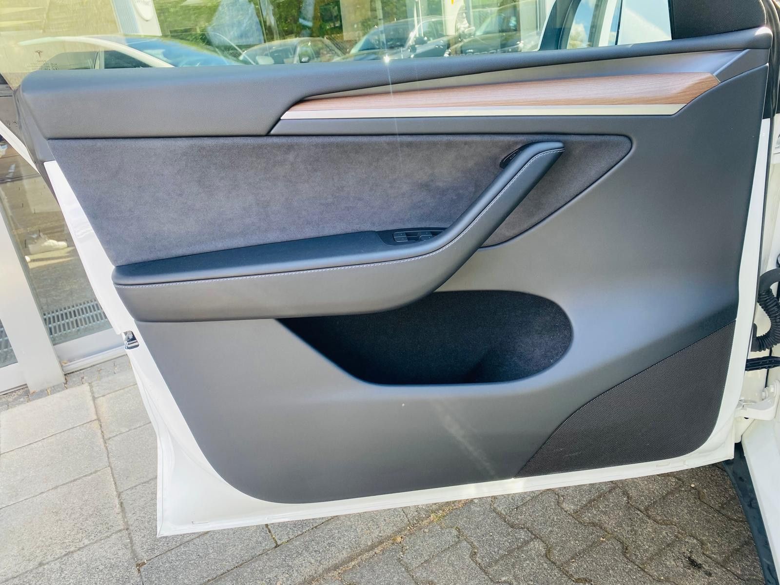 Fahrzeugabbildung Tesla Model Y LR Dual AWD PANO+STDHZ+NAVI+LED+ACC+AHK+
