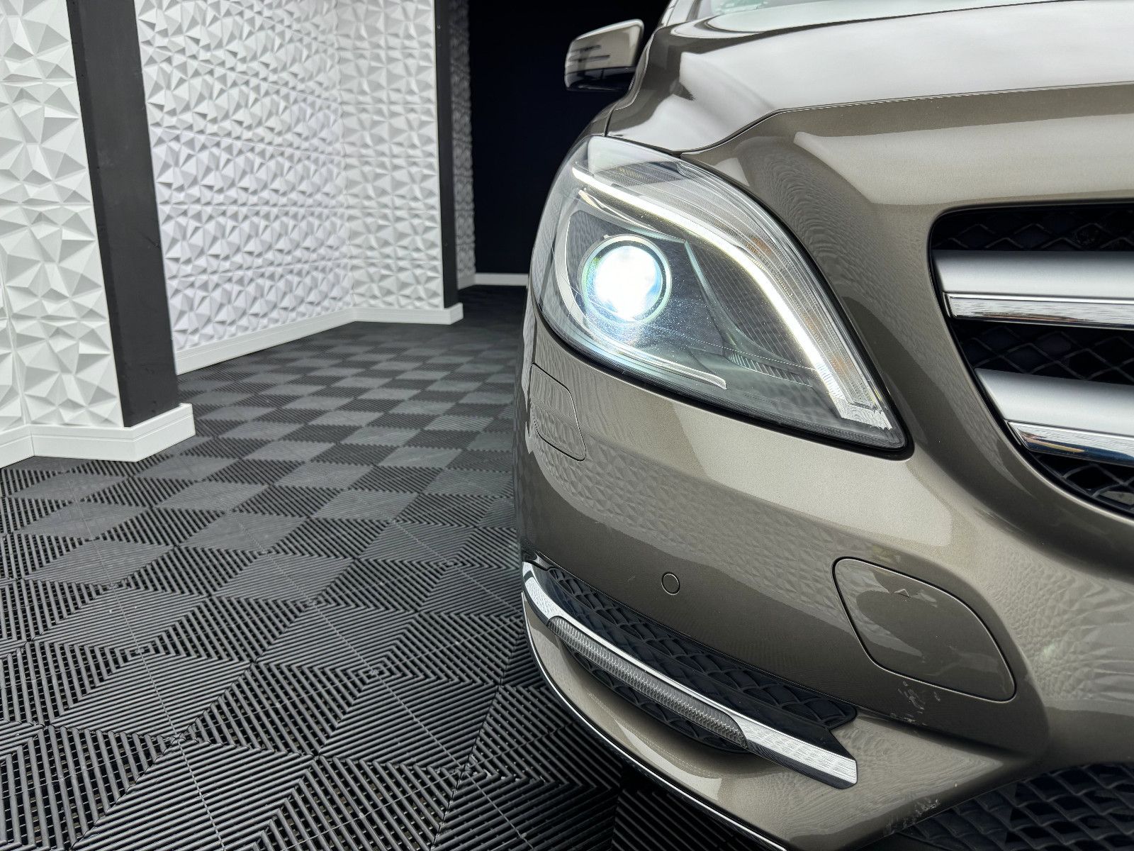 Fahrzeugabbildung Mercedes-Benz B 200/PDC/NAVI/XENON/SITZHEIZUNG/LED/TOTWINKEL