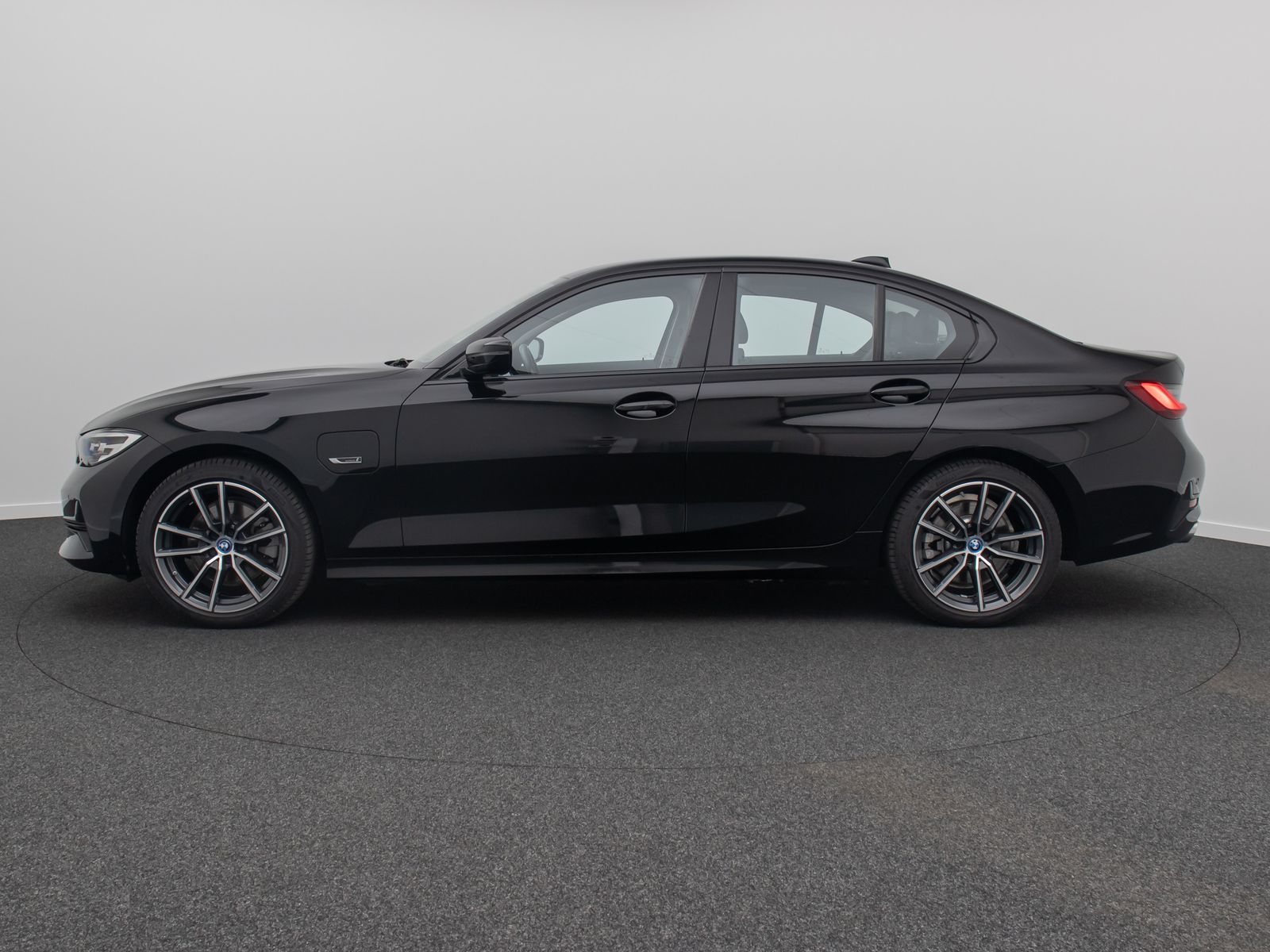 Fahrzeugabbildung BMW 320e Sport Line Alarm DAB PDC GeschwindigReg 18"