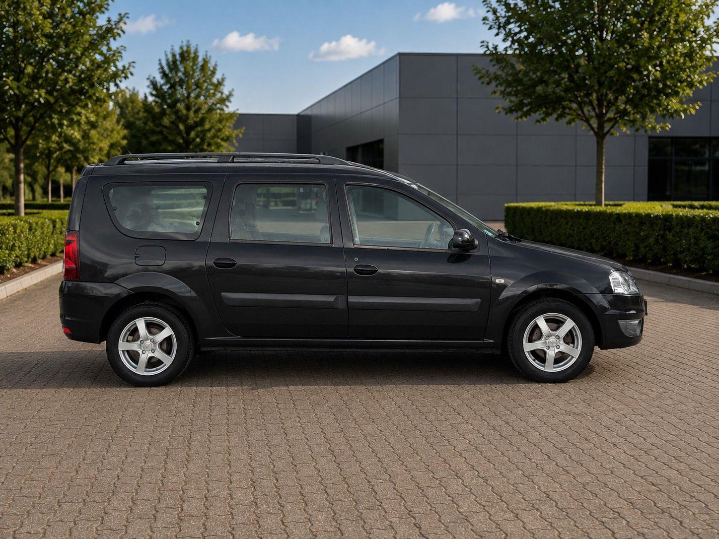 Dacia Logan 2010 — вигляд ззаду