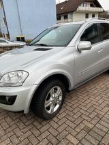 Mercedes-Benz ML 280 CDI 4MATIC - - Mercedes-Benz ML 280 mit Diesel-Antrieb