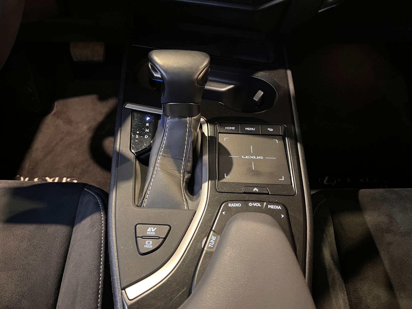 Fahrzeugabbildung Lexus UX 250h Launch Edition LED NAV SHZ PDC RFK 17"