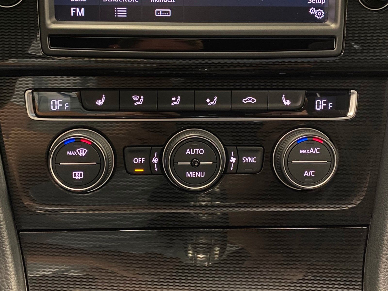 Fahrzeugabbildung Volkswagen Golf 2.0 TDI DSG BMT GTD+DCC+BI-XENON+PANORAMAD+