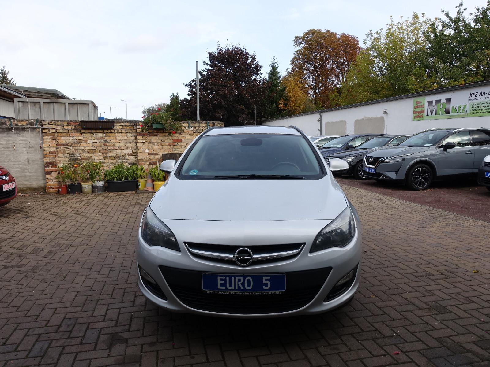 Opel Astra 2013 — interior