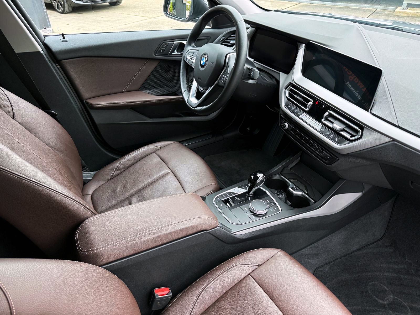Fahrzeugabbildung BMW 118i Steptronic Advantage LED SHZ KAM PDC NAV BT