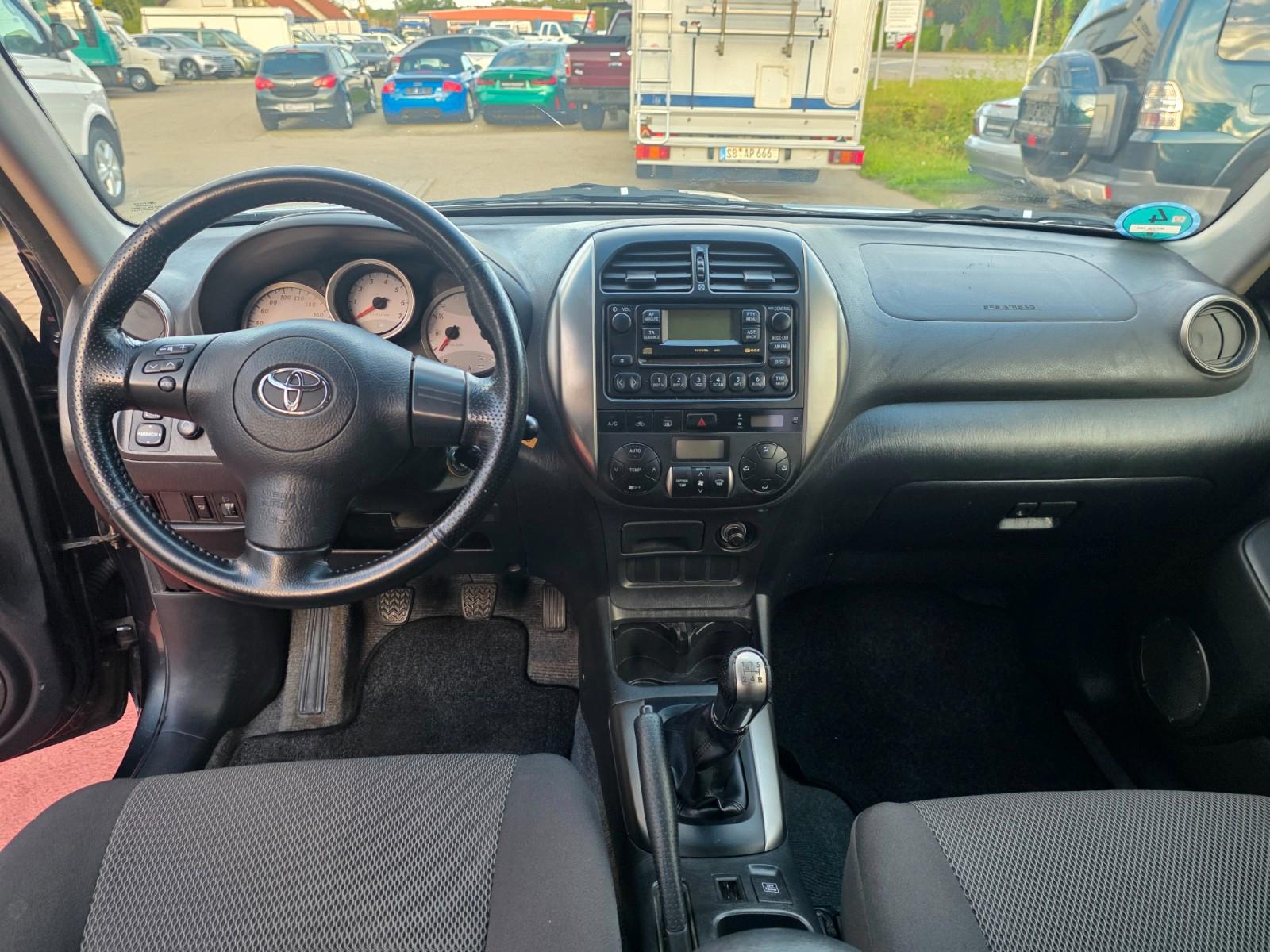 Toyota RAV4 2.0 D-4D 116 ch 4x4 Sol • Clim auto • Attelage • Radar de recul • Barres de toit
