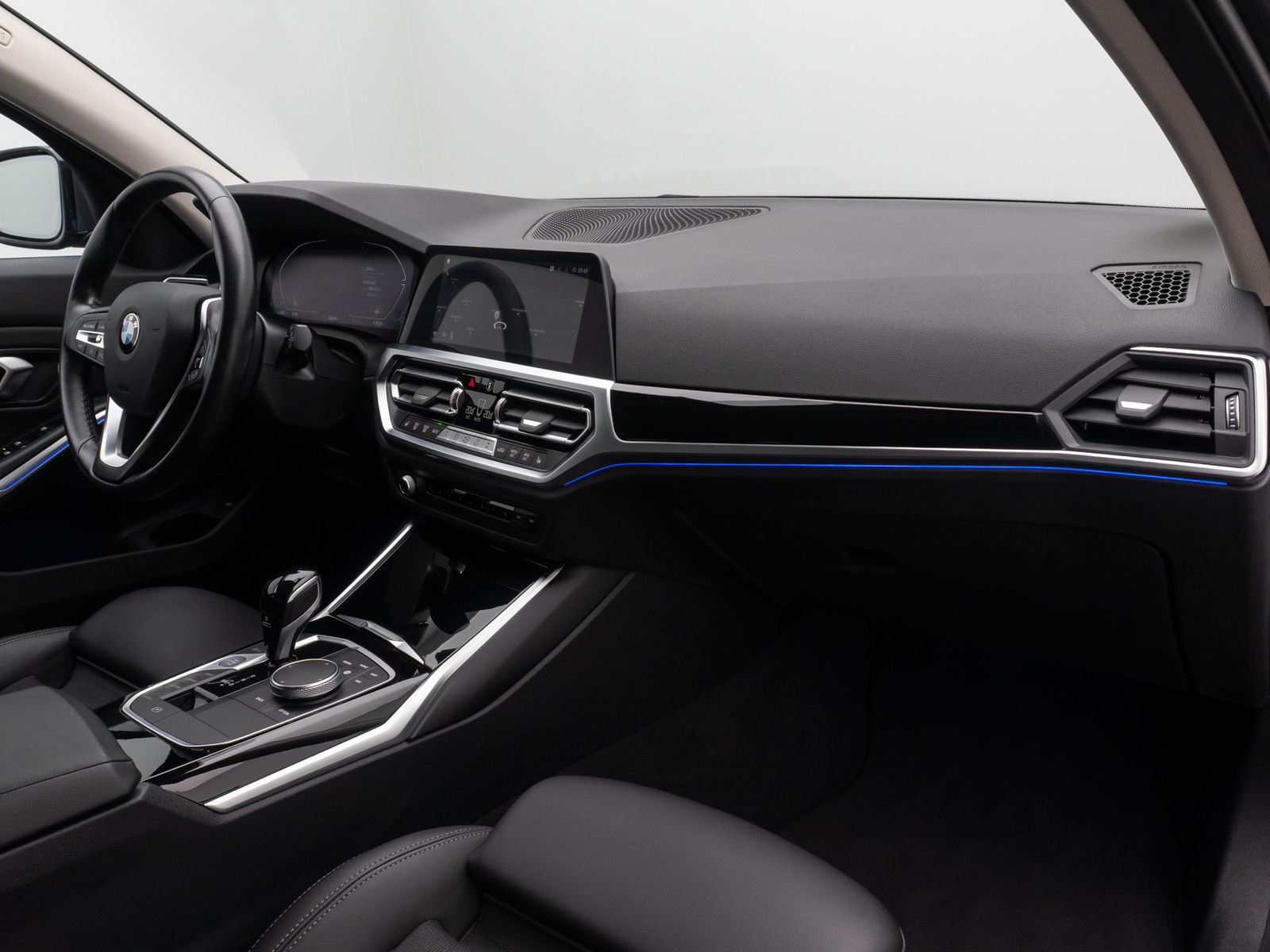 Fahrzeugabbildung BMW 320i Sport Line Alarm DAB FernlichtAss PDC LED