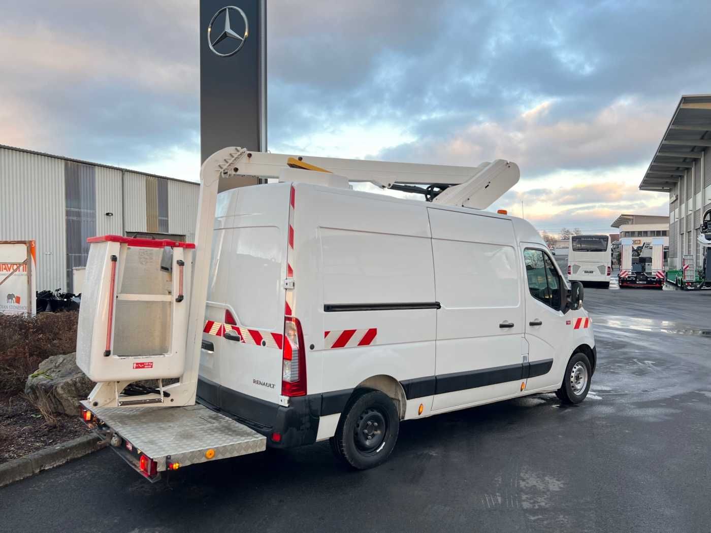 Fahrzeugabbildung Renault Master 2.3 dCi / France Elevateur 121FT, 12m