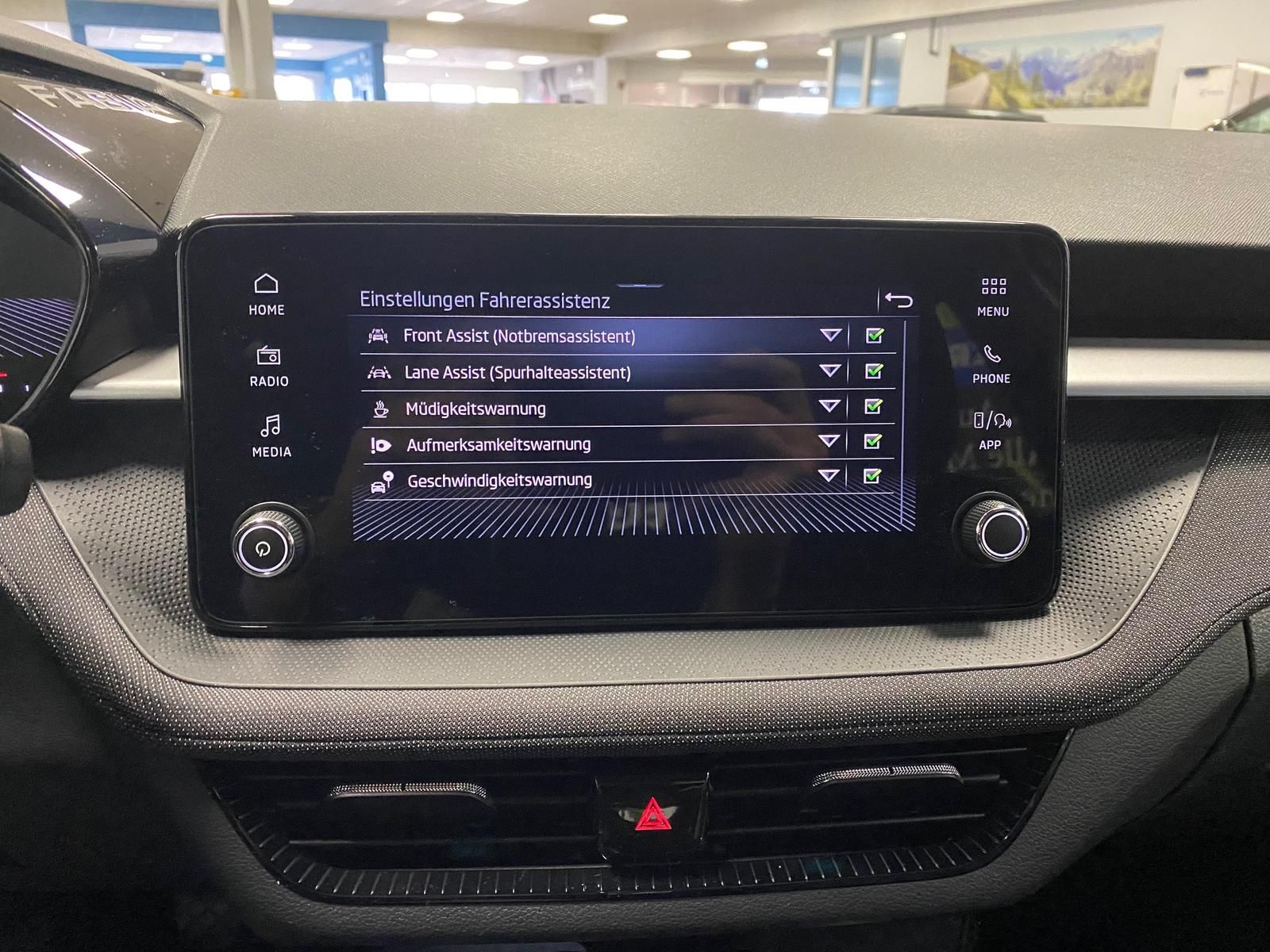 Fahrzeugabbildung SKODA Fabia 1.0 TSI+Garantie 2031+RüKAMERA+ALU+PDC+