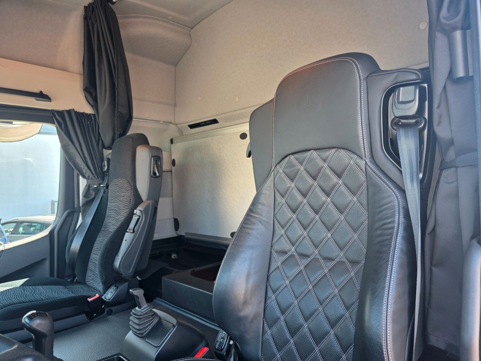 Fahrzeugabbildung Mercedes-Benz Arocs 1827 A 4x4 LBW Tür+Treppe Schalter
