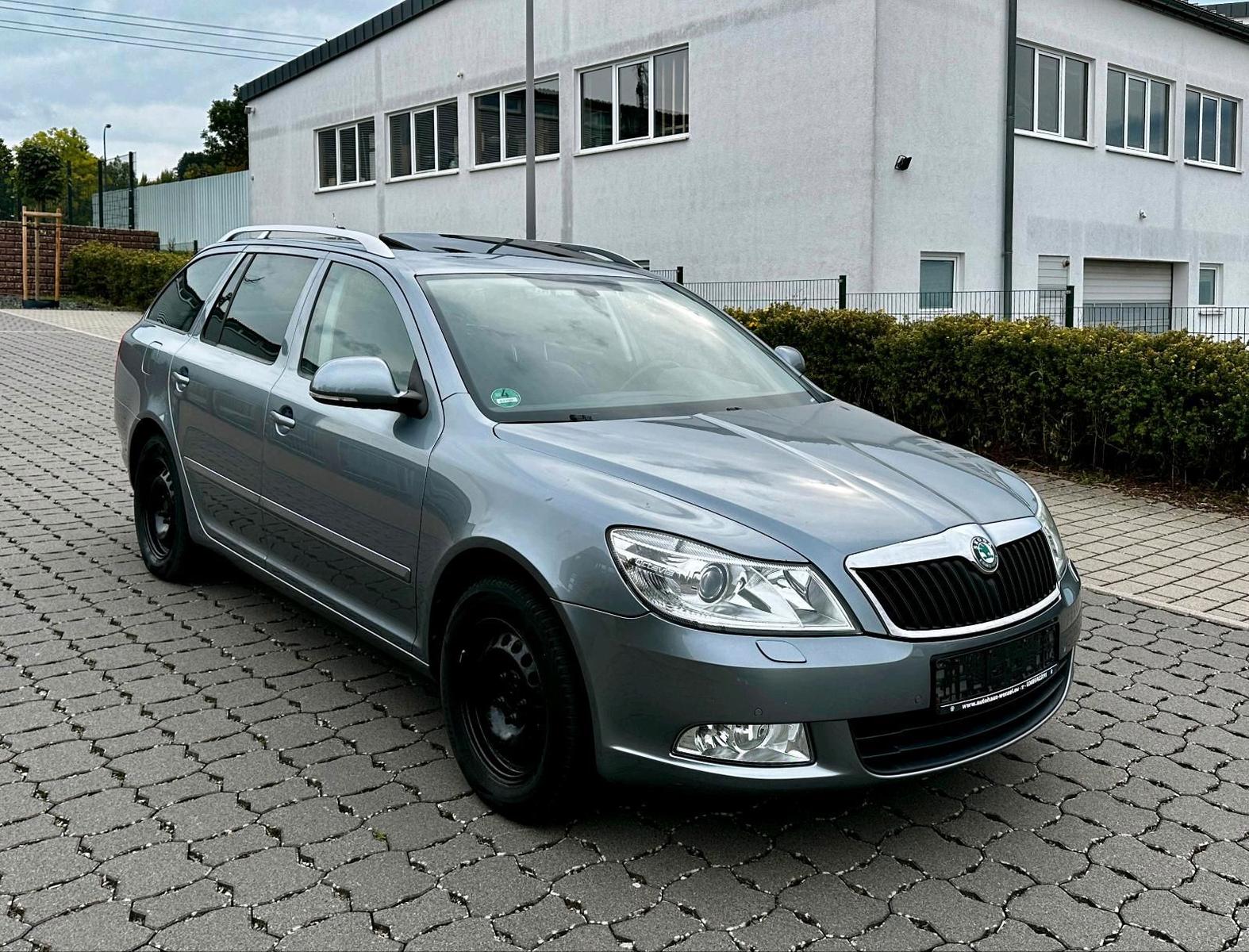 Skoda Octavia 2012 — rear view