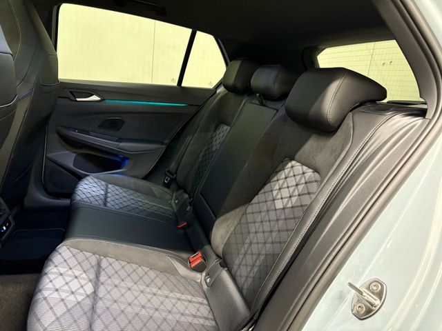 Golf VIII R-Line 2.0 TDI DSG IQ.LIGHT PANO NAVI
