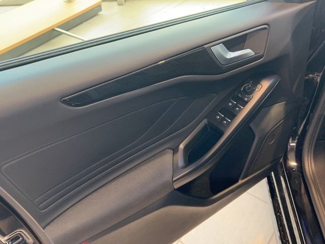 Fahrzeugabbildung Ford Focus Turnier ST-Line X MHEV HUD Navi Winter Pak