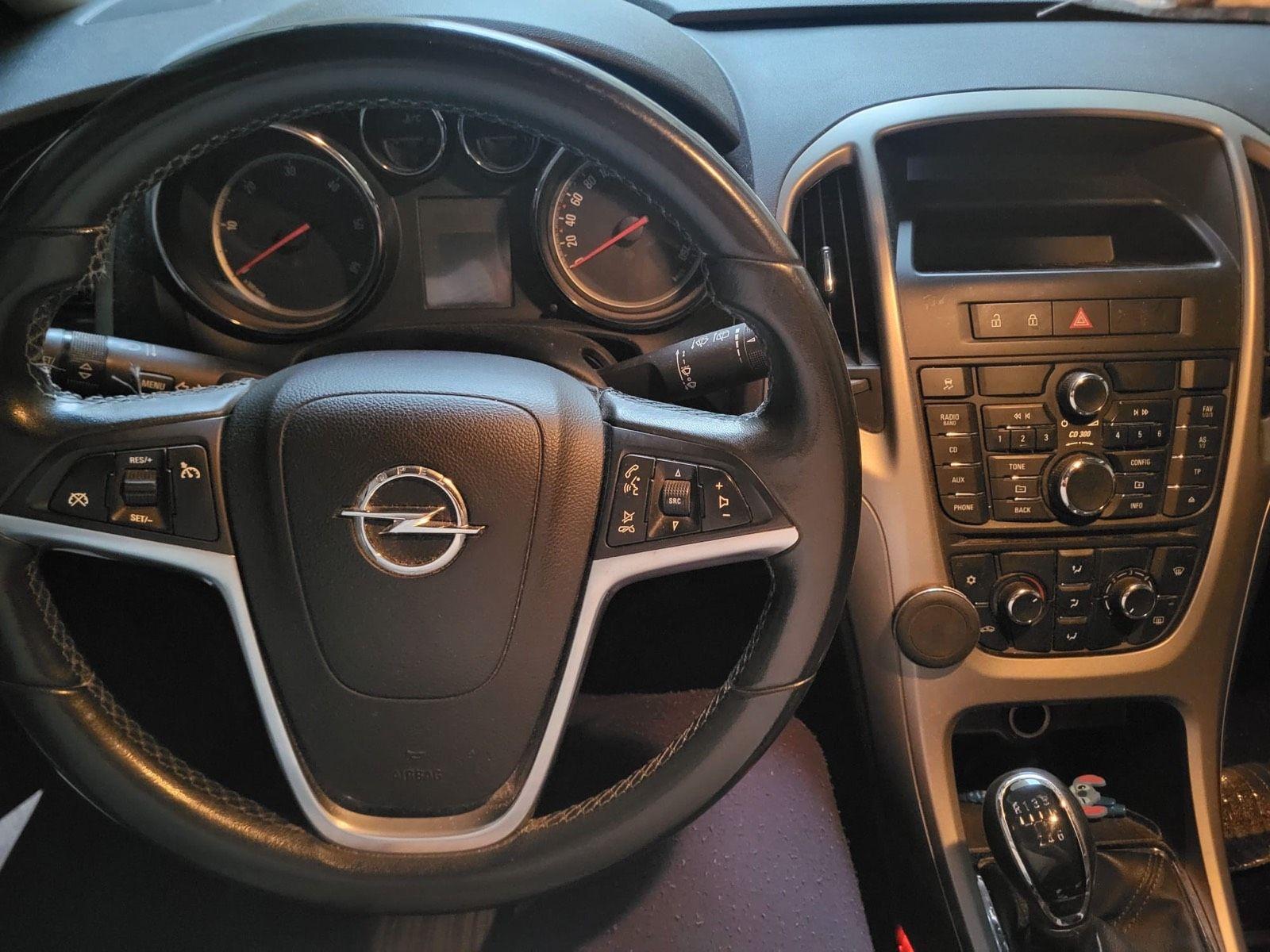 Opel Astra 2011 — photo 6