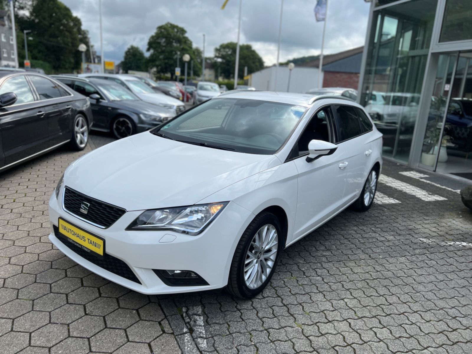 Fahrzeugabbildung SEAT Leon ST Style *SITZHEIZUNG* ROLLO *1.HAND*