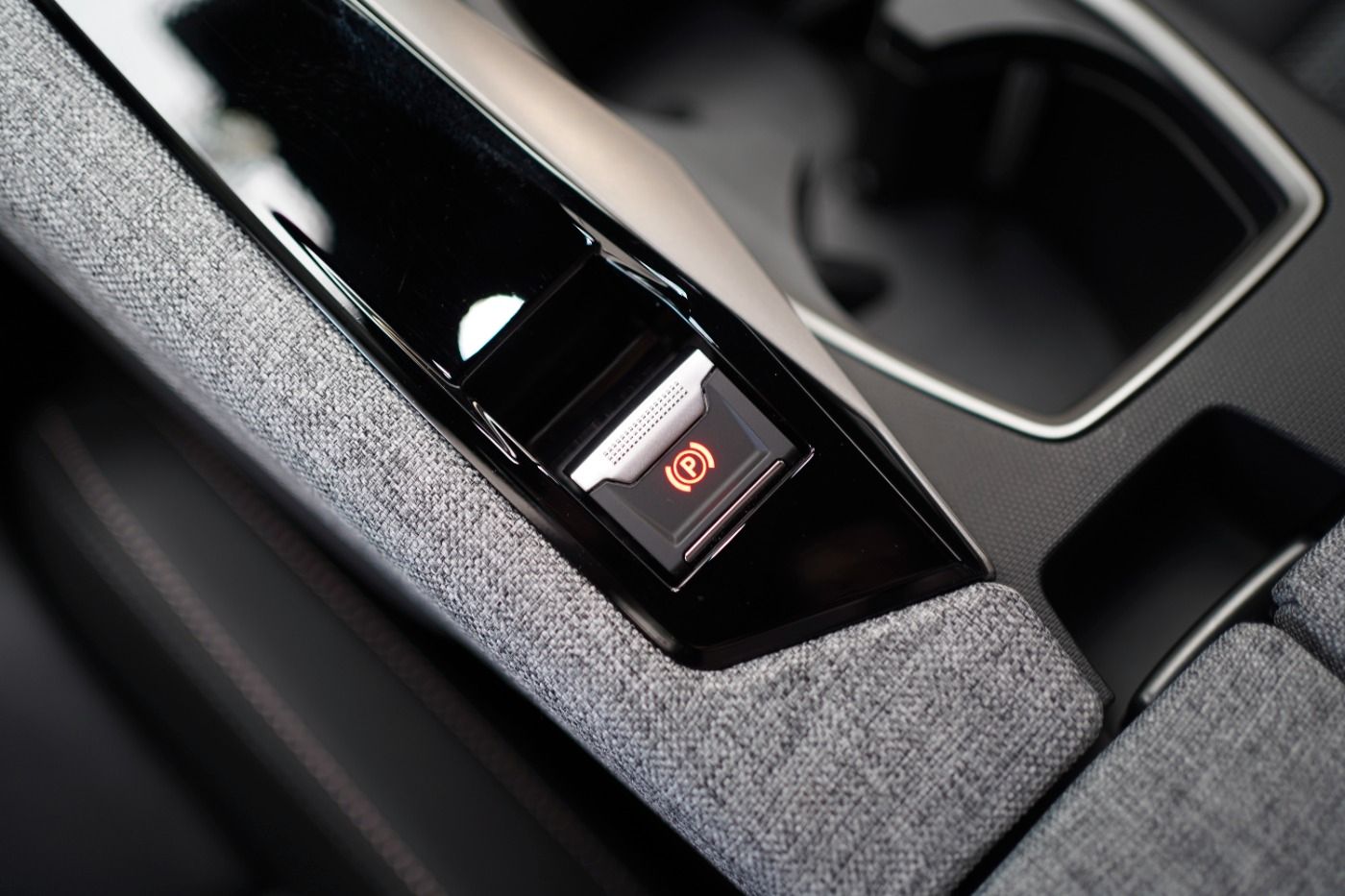 Fahrzeugabbildung Peugeot 5008 Allure Hybrid 145 e-DSC6 7 Sitzer Navi