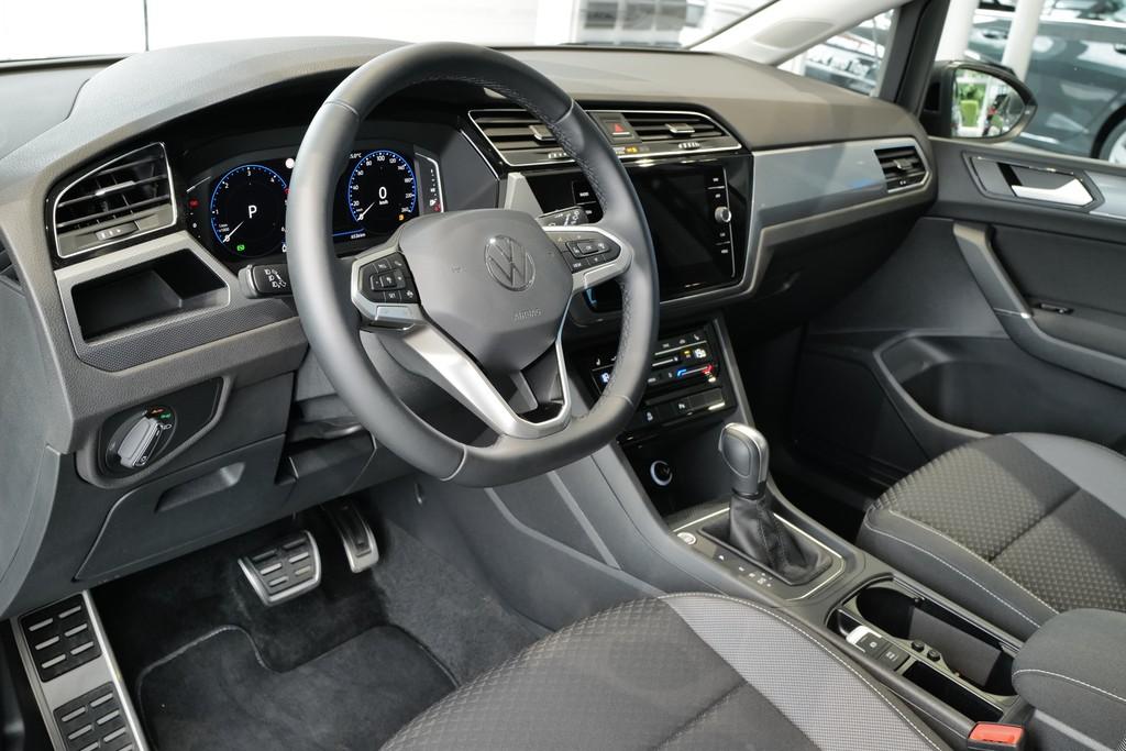 Volkswagen Touran 2.0TDI DSG Active LED Navi AHK StdHzg Kam