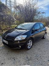 Toyota Auris  - Toyota Auris aus 2011 mit Benzin-Antrieb