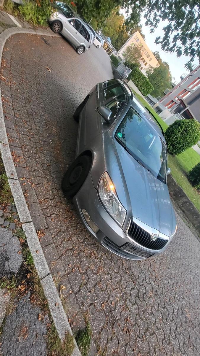 Skoda Octavia 2011 — rear view