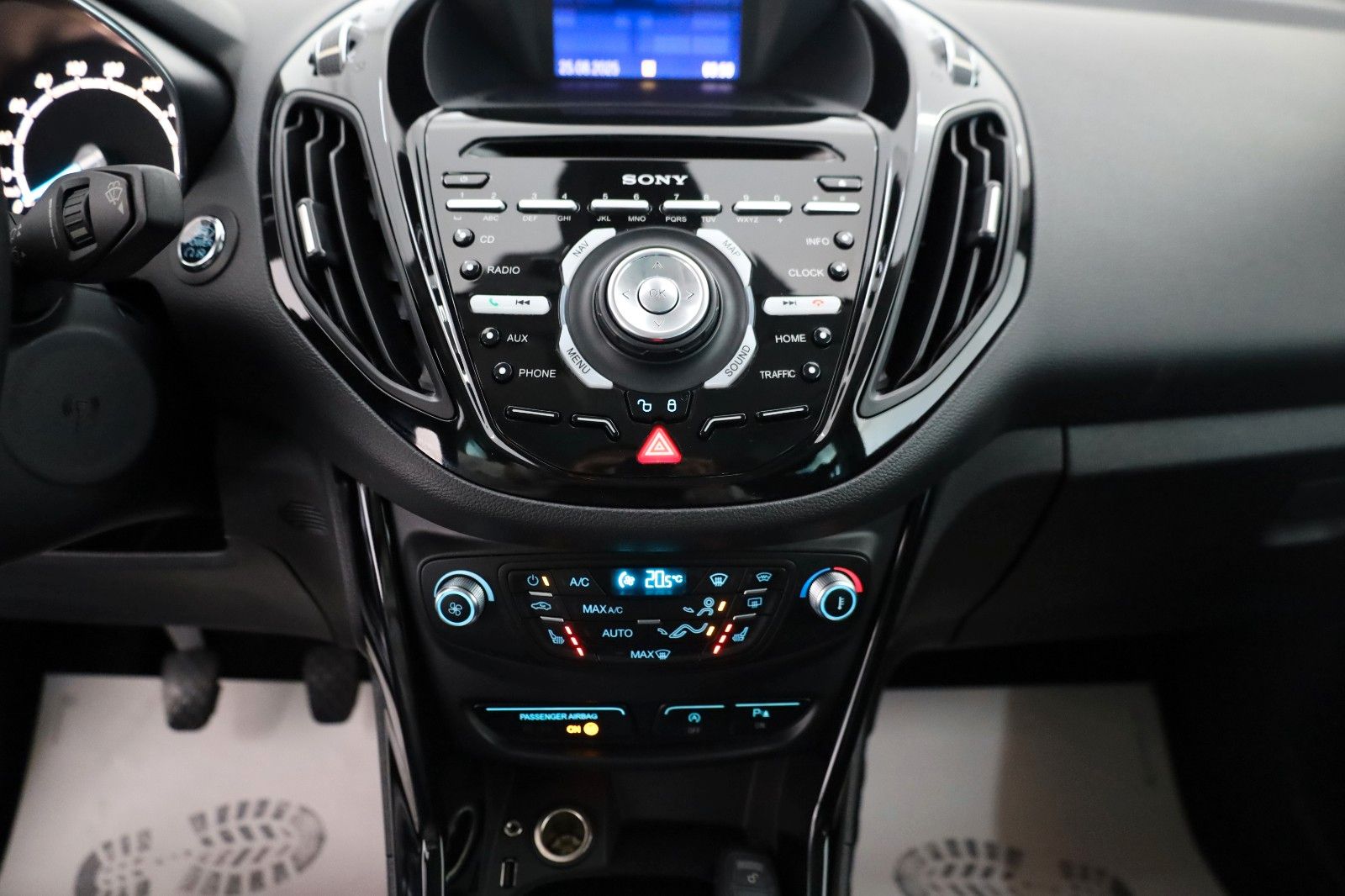 Fahrzeugabbildung Ford B-MAX Titanium Navi,SH,PDC,AHK,Allwetterreifen