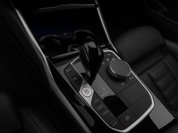 Fahrzeugabbildung BMW 320d Tour Sport Line AHK Standheizung LaserLicht