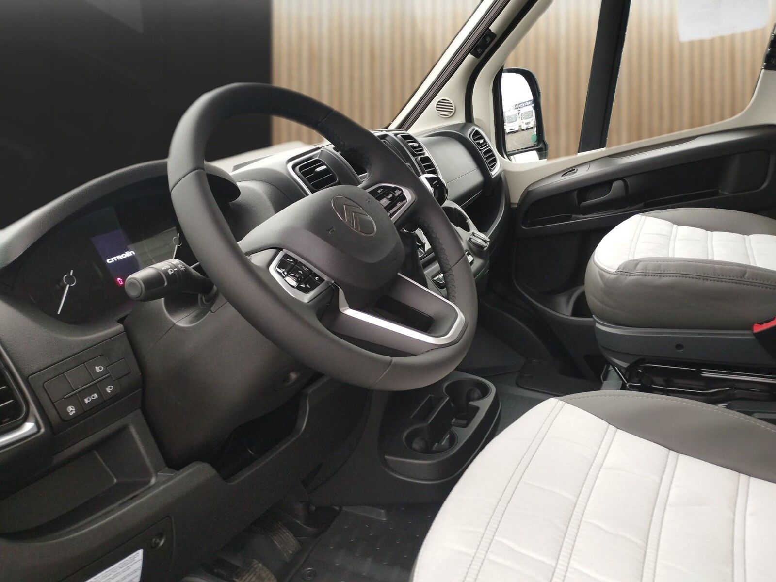 Fahrzeugabbildung Sunlight Adventure T 67S Automatik, Dörr Edition, TV