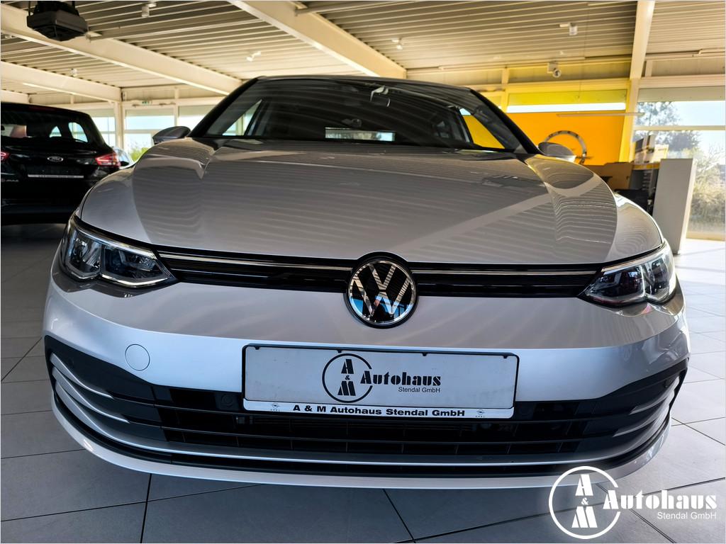 Volkswagen Golf VIII 1.5 eTSI Life KLIMA PDC SHZ LED