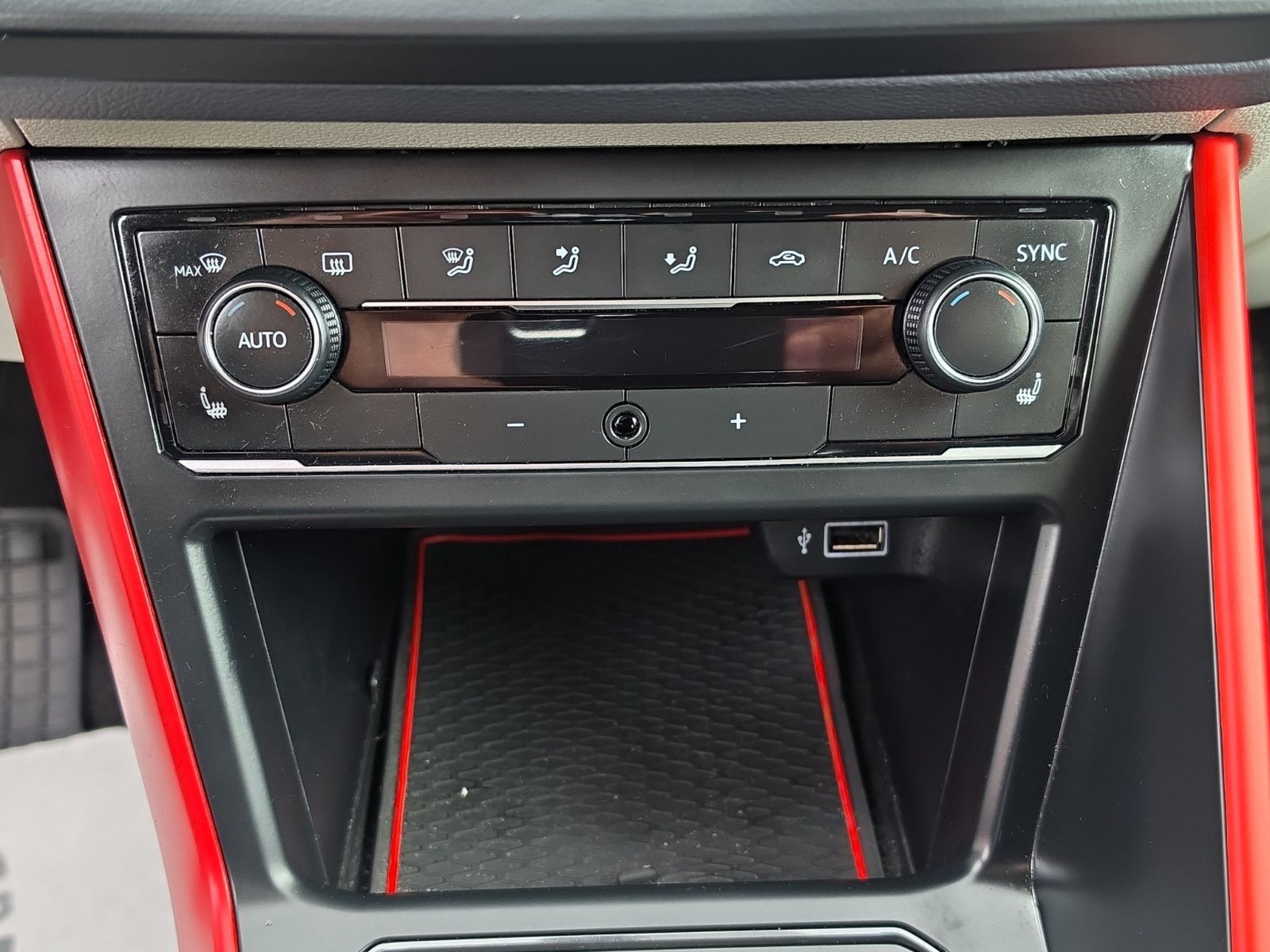 Fahrzeugabbildung Volkswagen Polo VI beats 1.HAND ACC LEDER NAVI DIGITACHO