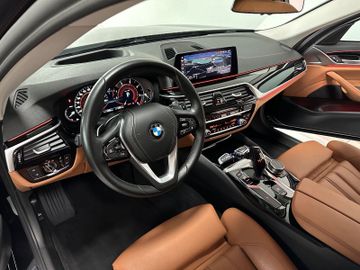Fahrzeugabbildung BMW 520d xD Sport Line DAB Kamera NaviPro HUD Alarm