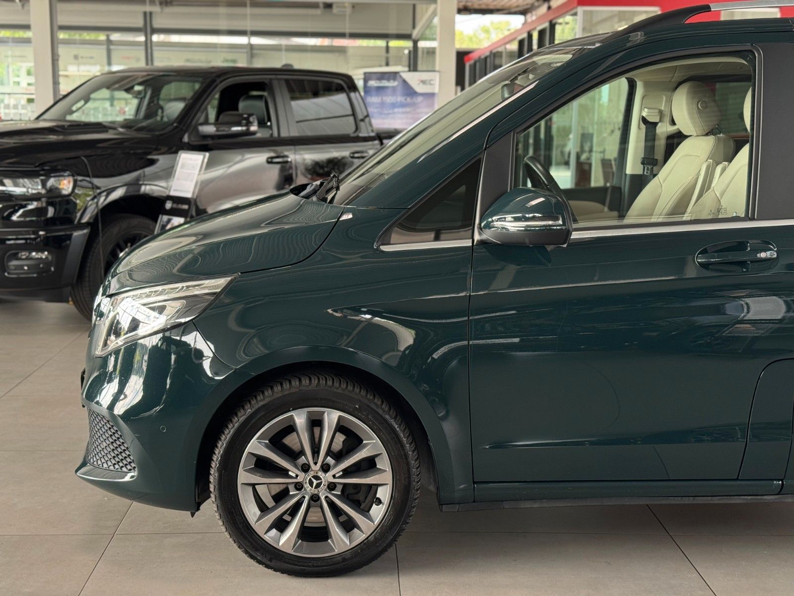 Fahrzeugabbildung Mercedes-Benz V-Klasse V 250d AVANTGARDE EDITION lang "AHK"