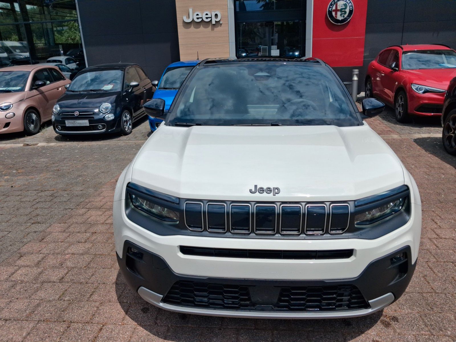 Fahrzeugabbildung Jeep Altitude Black Edition Leder Massage ACC