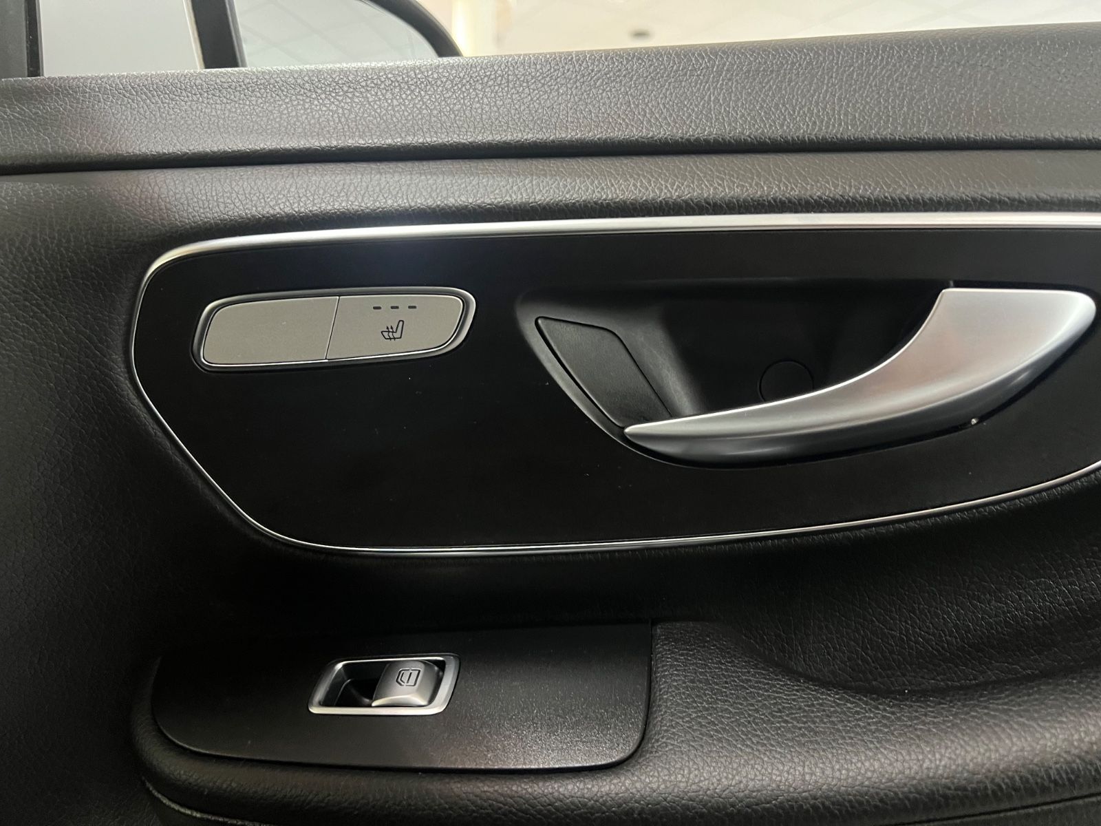 Fahrzeugabbildung Mercedes-Benz V 250 d 4MATIC lang AMG LINE *PANO*Perlmutt-Weiß