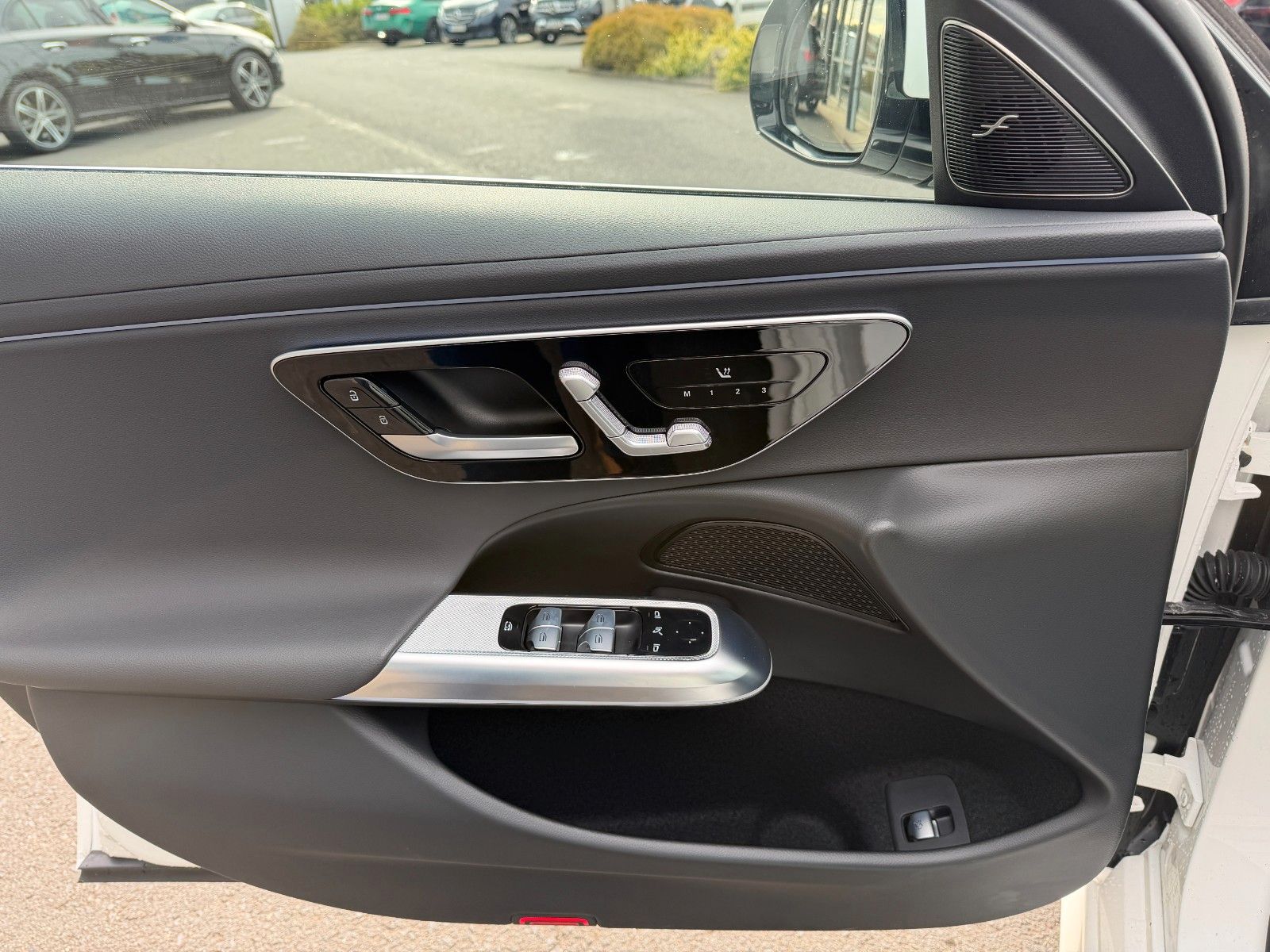 Fahrzeugabbildung Mercedes-Benz E 300de Avantgarde AHK+Distr+Memory+360+DigitalL