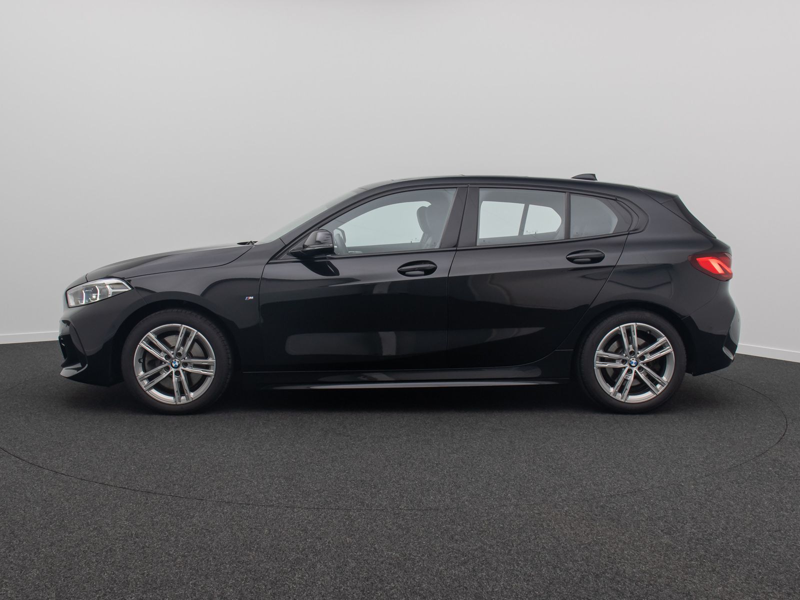 Fahrzeugabbildung BMW 120i M Sport Panoram Kamera DAB HiFi Komfort LED