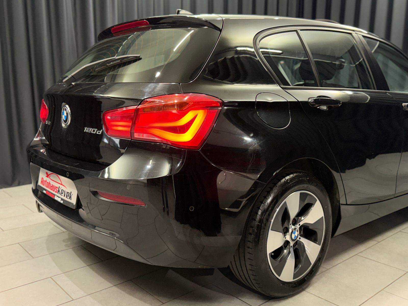 Fahrzeugabbildung BMW 120d xDrive Advantage|AUTOMATIK|HIFI|PDC|PANO|NA