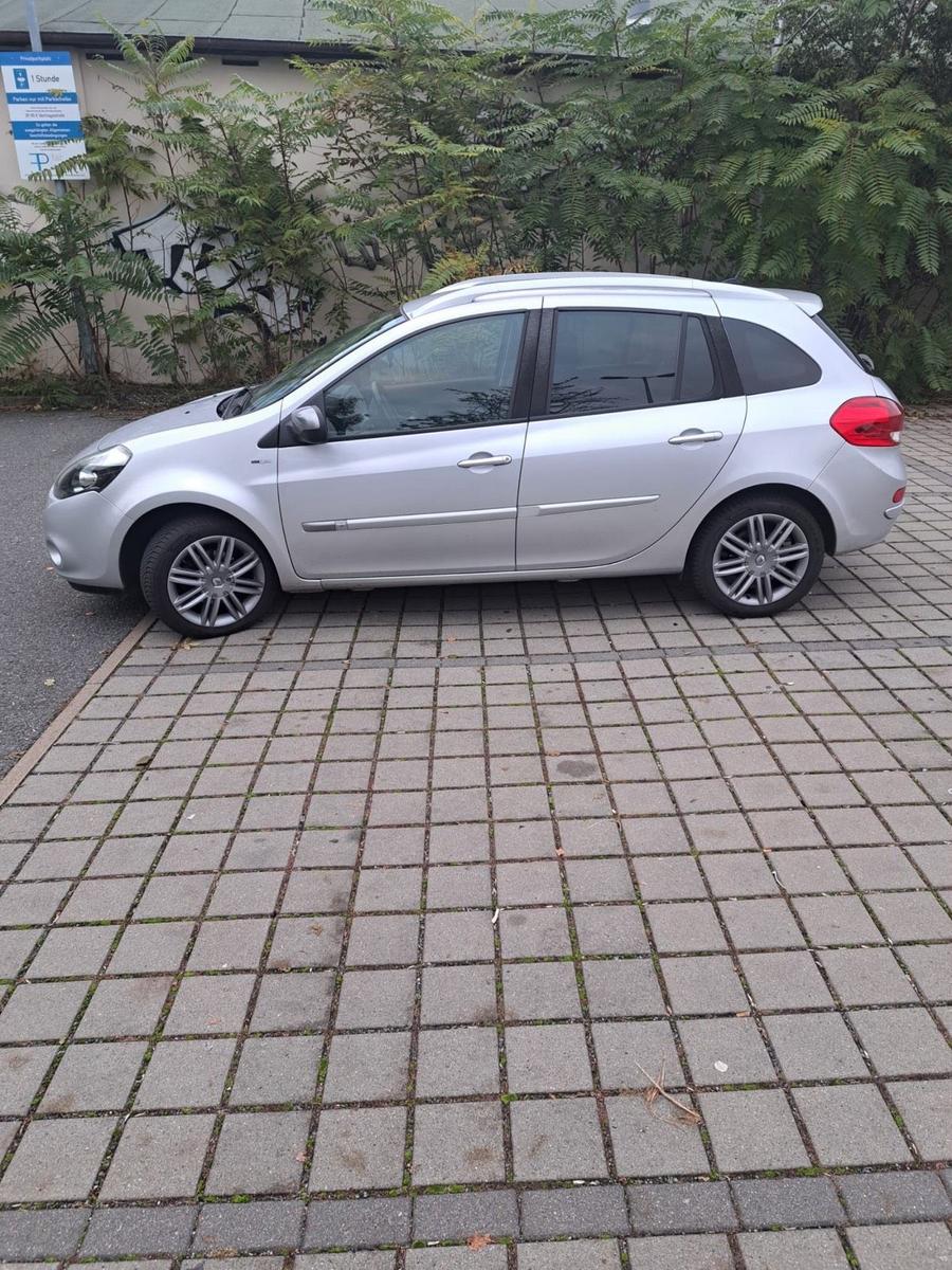 Renault Clio 2011 — салон