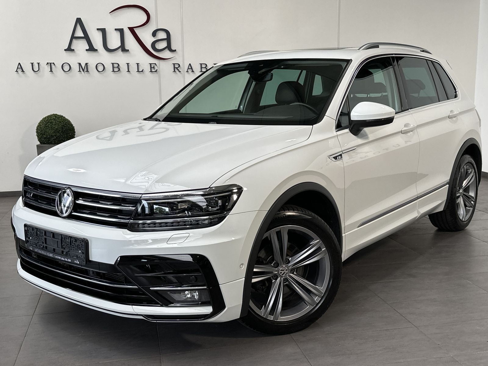Fahrzeugabbildung Volkswagen Tiguan 2.0 TDI DSG R-Line NAV+LED+PANO+ACC+VCOCK