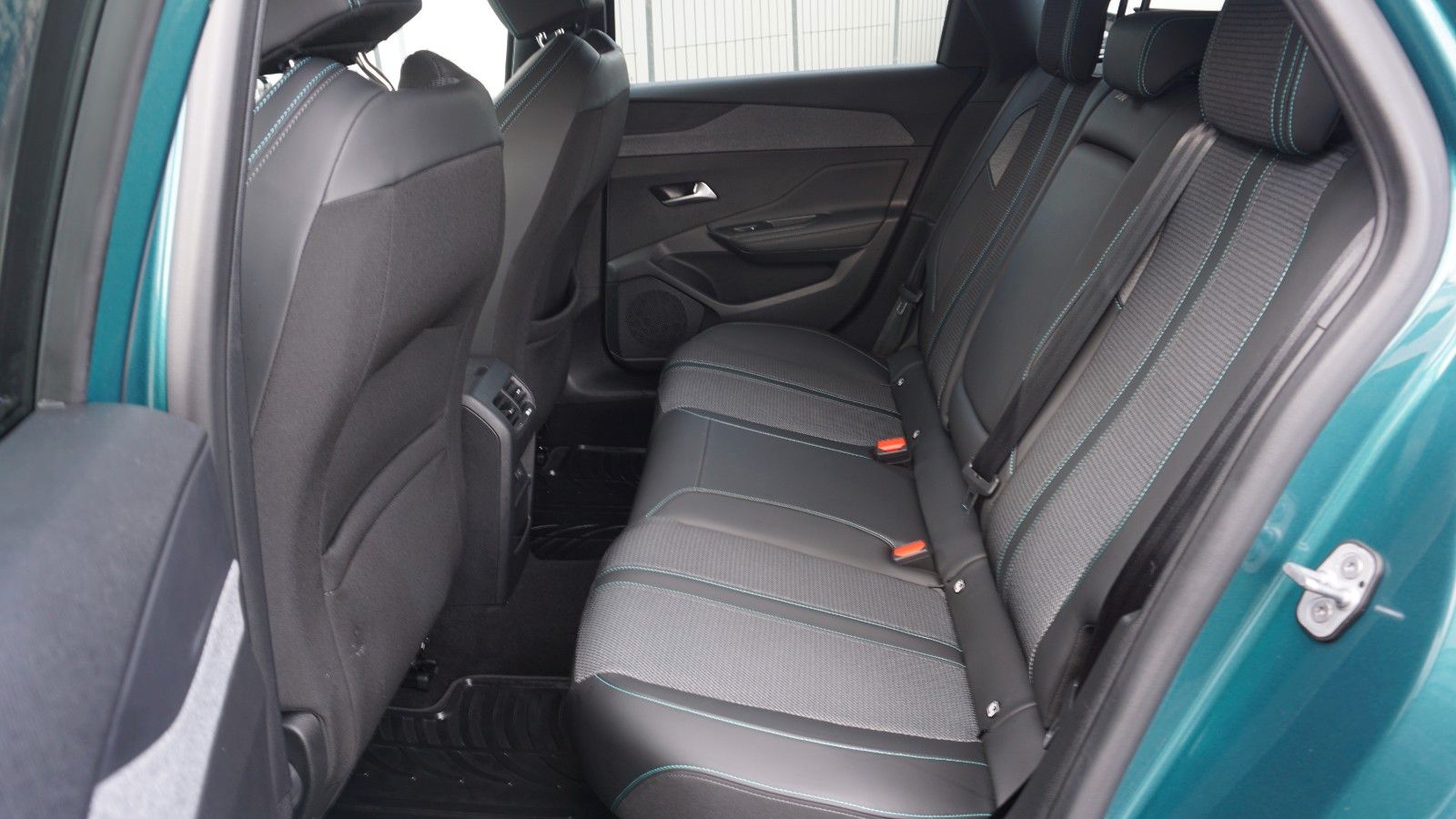 Fahrzeugabbildung Peugeot 308 SW Hybrid 180 Allure T.Leder,Navi,LED,SH,Kam