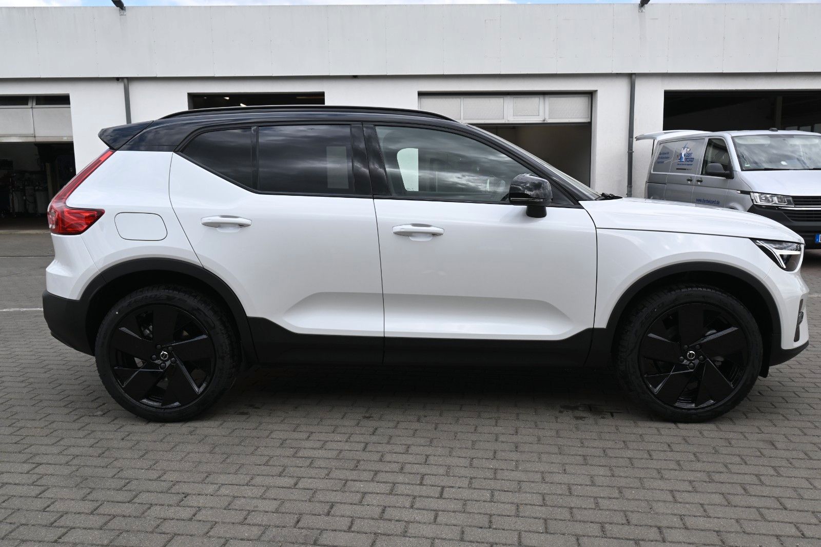 Fahrzeugabbildung Volvo XC40 B4 DKG Plus Black Edition*FSHZG*H&K*ACC*AHK