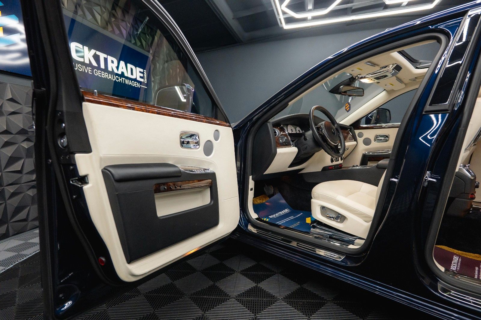 Fahrzeugabbildung Rolls-Royce Ghost V12 Full Service *Panorama*TV*360*HU*19%*