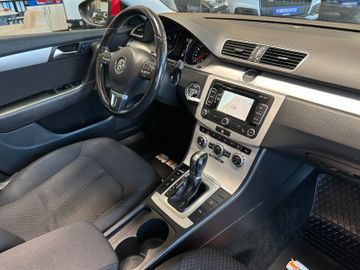 Volkswagen Passat *PANO*TEMPO*NAVI*PDC*AHK*