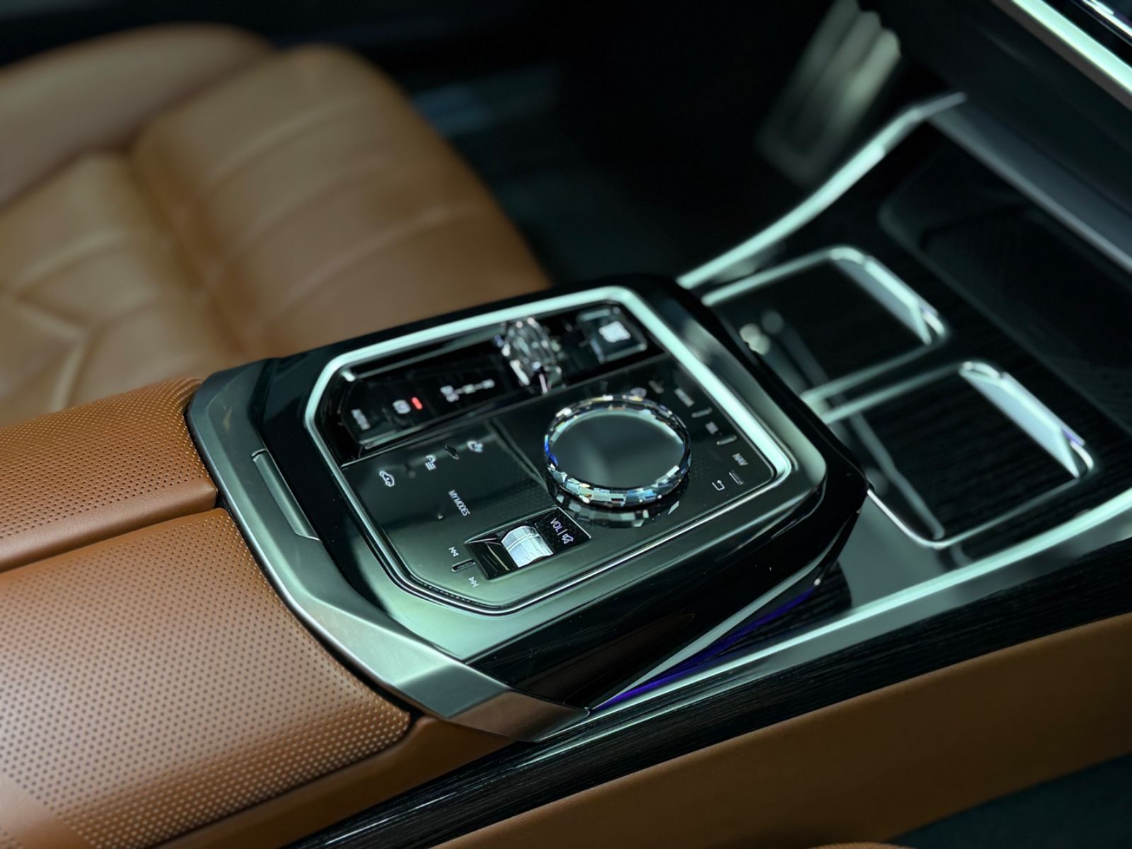 Fahrzeugabbildung BMW 750e xDrive M Sport Pro|TV|B&W|MASSAGE|SKY-LOUNG
