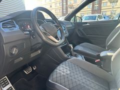 Fahrzeugabbildung Volkswagen Tiguan 1.5 TSI DSG R-Line LED NAVI KAMERA ACC