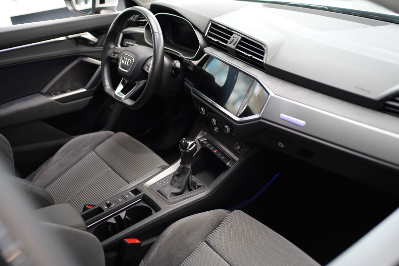 Fahrzeugabbildung Audi Q3 40 TFSI quattro S Line +Komfortzugang+LED+AHK