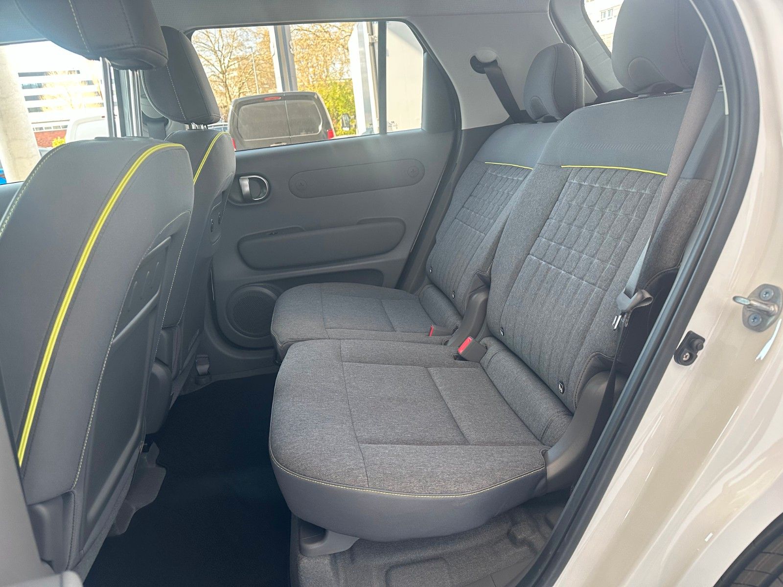 Fahrzeugabbildung Hyundai INSTER Cross 49kWh  Navi/SHZ/Effizienz-Paket!